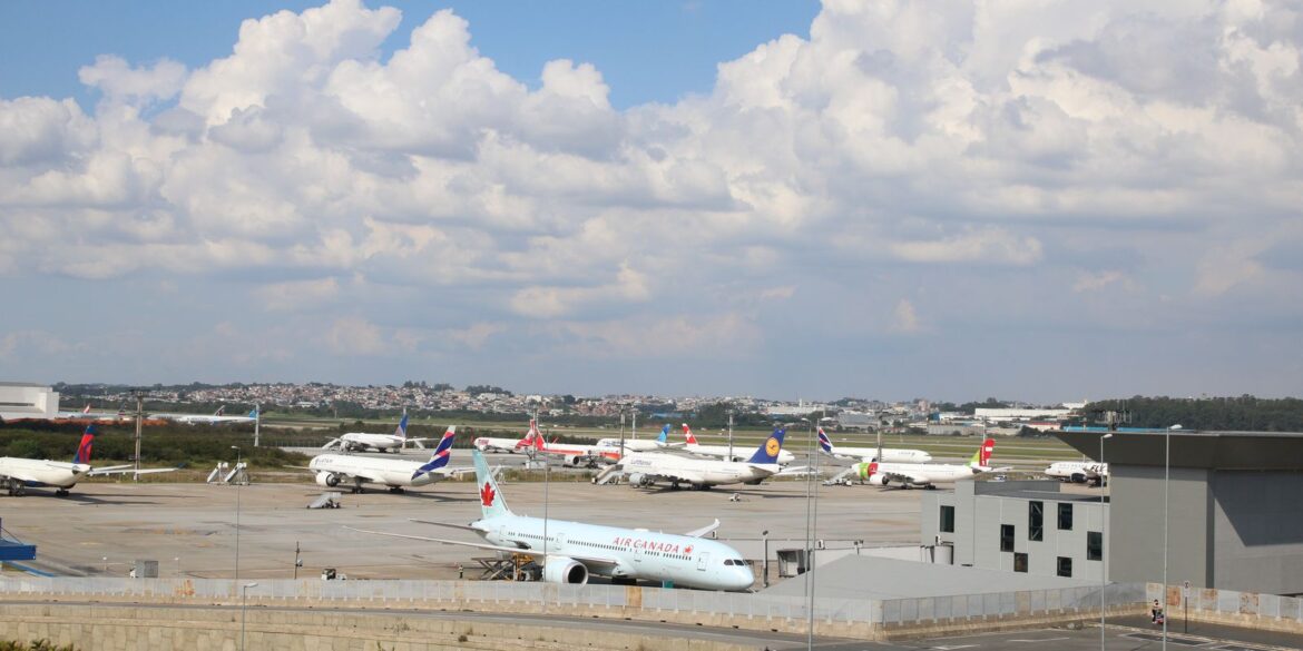 avioes-quase-batem-durante-taxiamento-no-aeroporto-internacional-de-sp