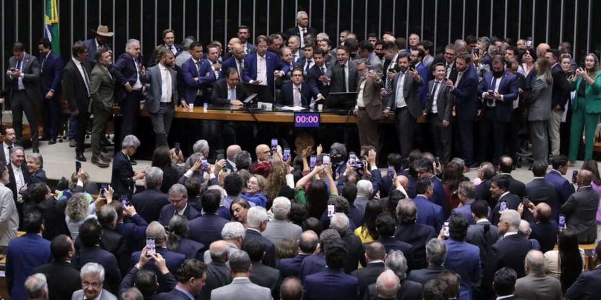 apos-ocupacao-de-plenario,-hugo-motta-abre-sessao-e-pede-respeito