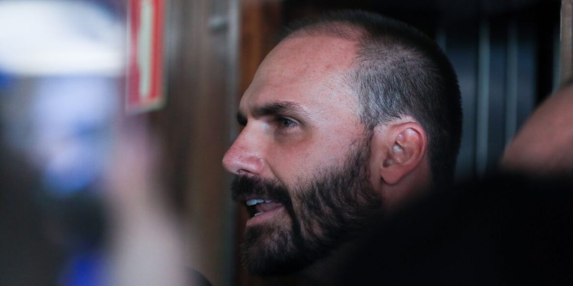 eduardo-bolsonaro-pede-a-hugo-motta-para-exercer-mandato-dos-eua