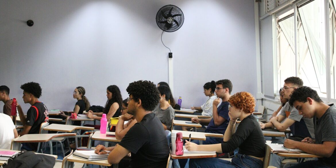 diploma-de-ensino-superior-pode-mais-que-dobrar-salario-no-brasil