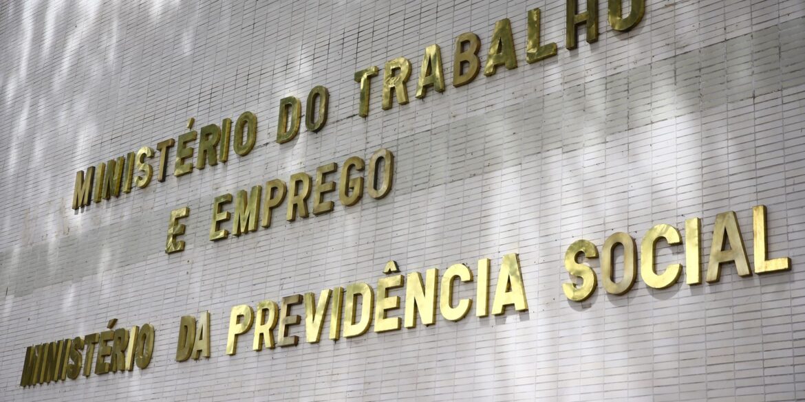 governo-notifica-patroes-sobre-atraso-do-fgts-de-empregadas-domesticas