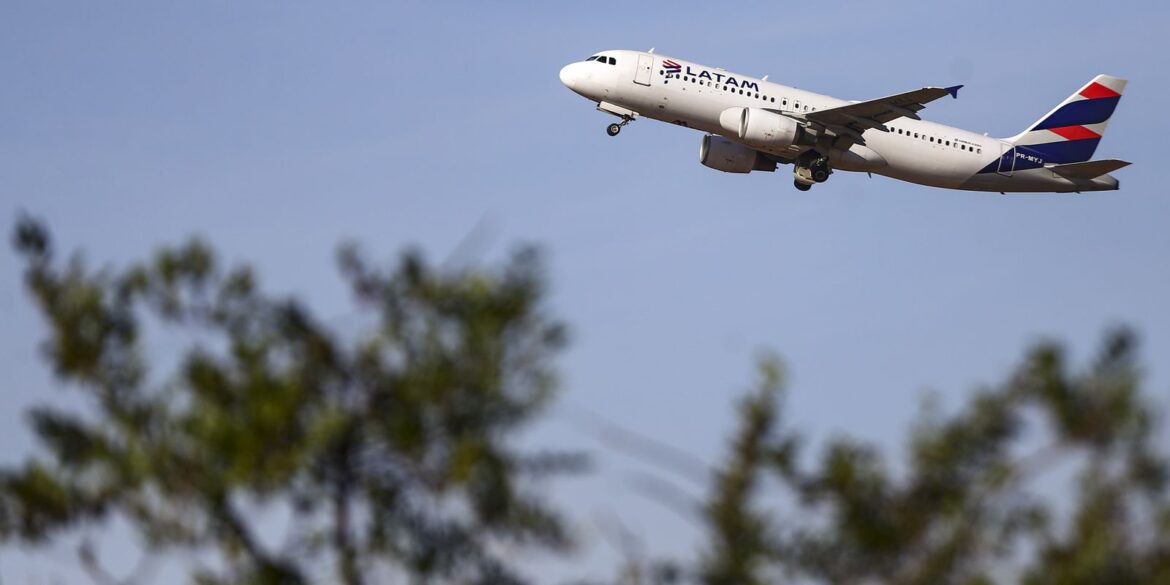 latam-anuncia-compra-de-24-avioes-da-embraer