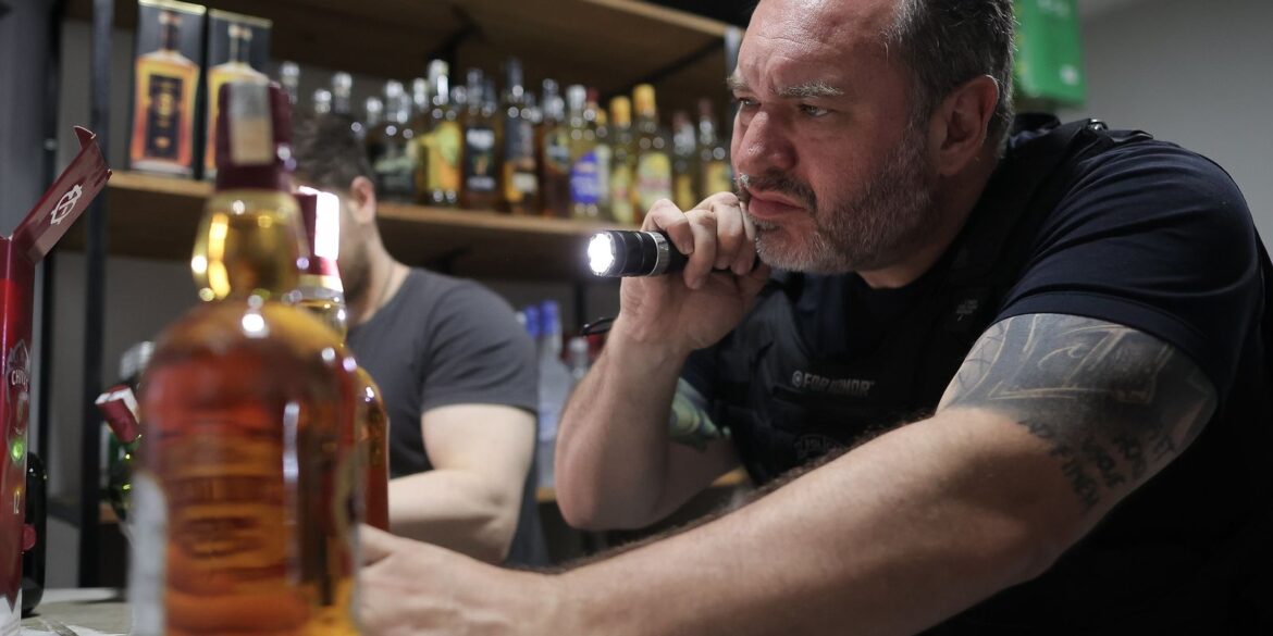 vigilancia-sanitaria-do-rio-fecha-bar-por-venda-de-bebida-sem-registro