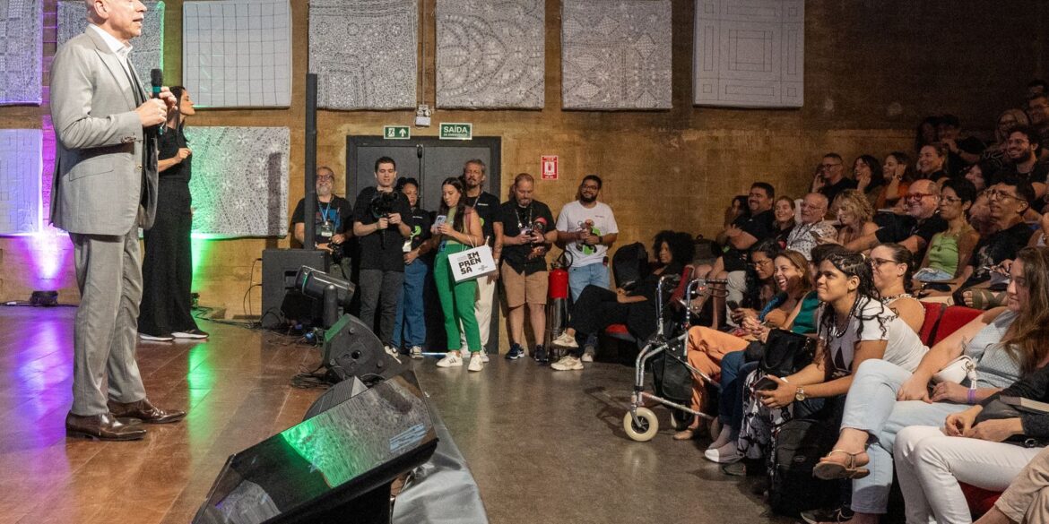 tecnologia-e-ferramenta,-nao-garantia-de-educacao,-diz-karnal