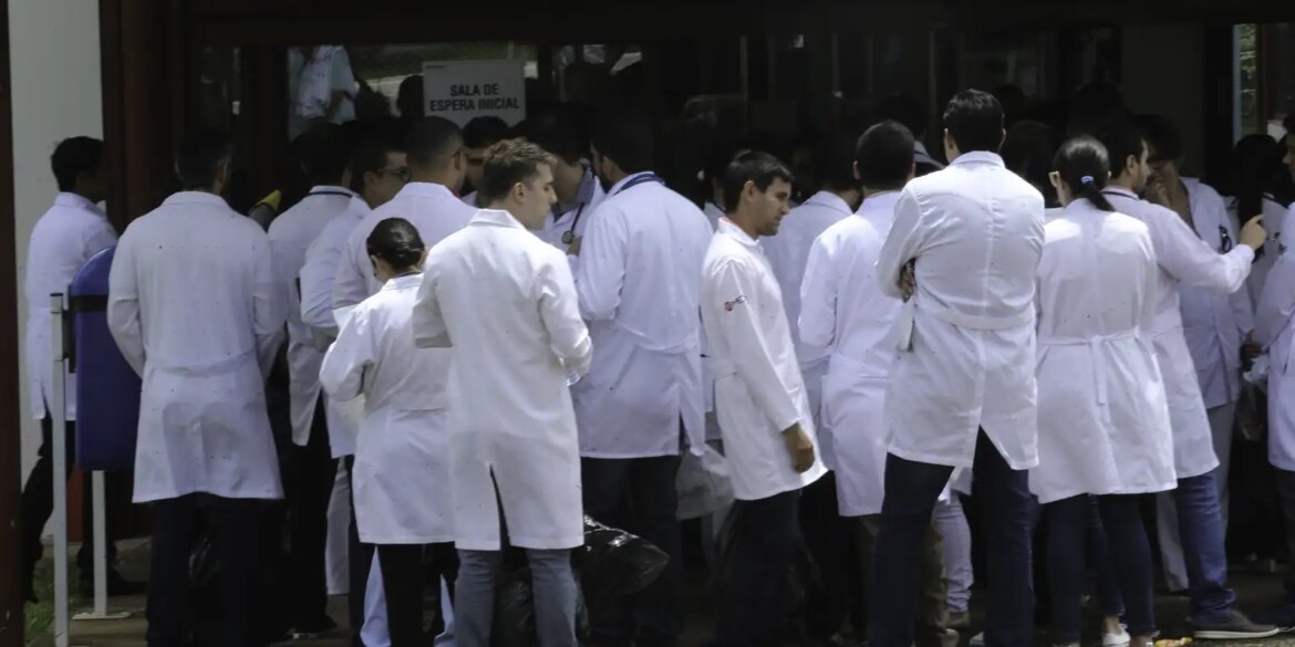 revalida-2025/2:-prazo-para-envio-de-diploma-medico-comeca-hoje