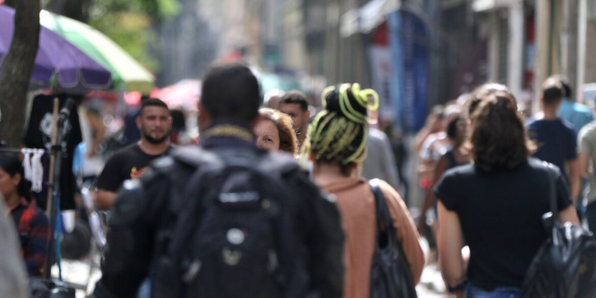 diretores-e-gerentes-negros-ganham-34%-menos-que-brancos,-revela-ibge