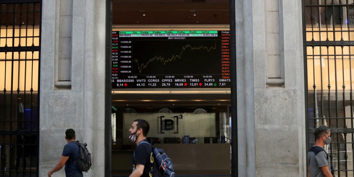 bolsa-sobe-0,99%-e-volta-a-superar-os-160-mil-pontos