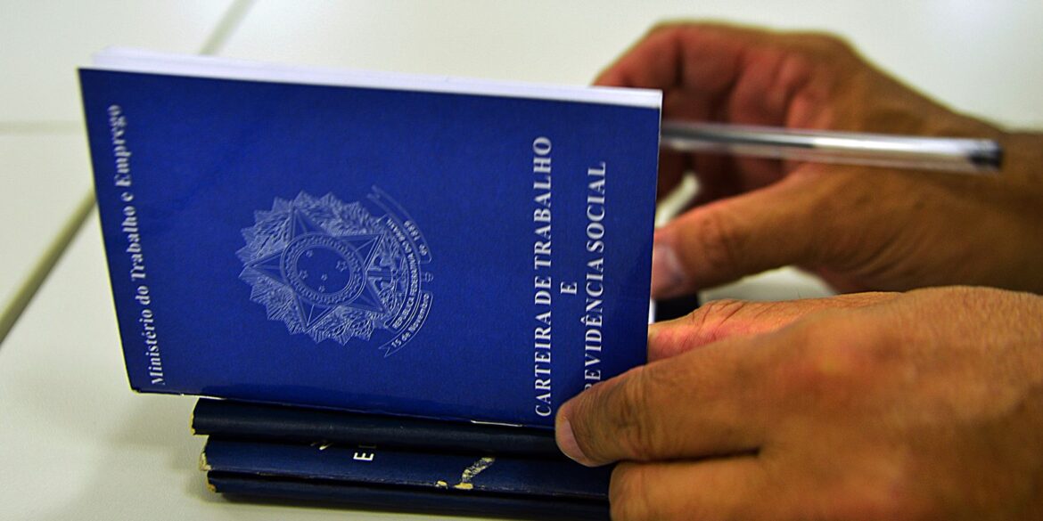 pesquisa-mostra-que-brasileiro-prefere-emprego-com-carteira-assinada