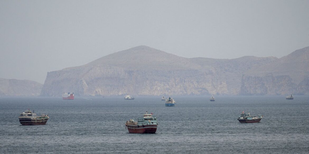 misseis-atingem-navio-de-guerra-dos-eua-que-tentava-entrar-em-ormuz