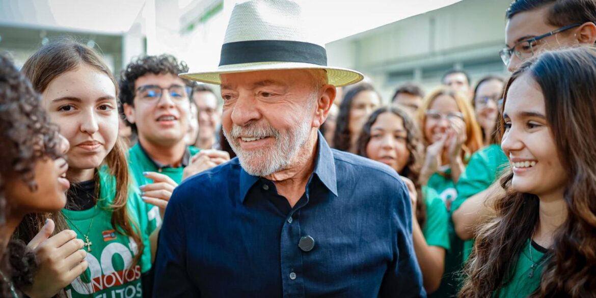 “quem-tinha-que-aumentar-a-taxa-seriamos-nos”,-diz-lula-sobre-eua