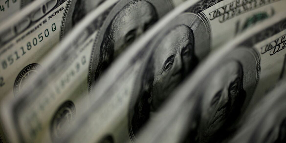 dolar-sobe-para-r$-5,11,-e-bolsa-fica-estavel,-apesar-de-tensao-global